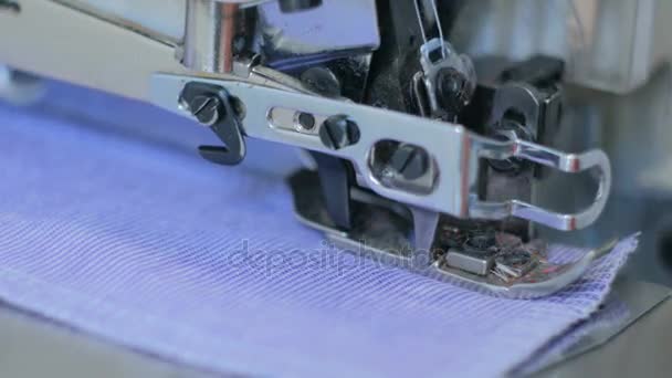 Primer plano de la máquina de coser overlock — Vídeos de Stock