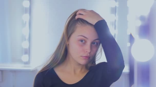 Portrait de jolie femme sans maquillage — Video