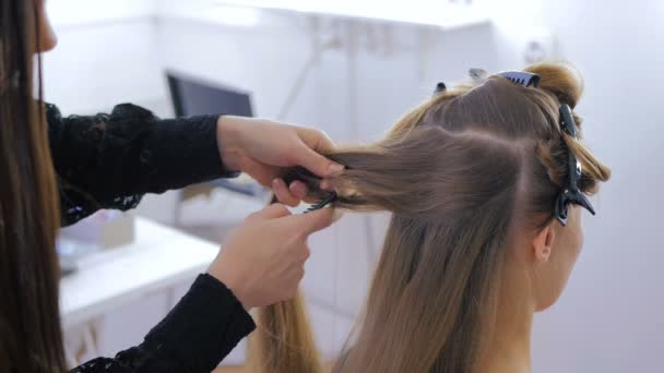 Profesyonel kuaför saç modeli için genç kadın güzel yapıyor — Stok video