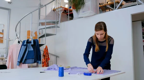 Op maat, design streep op stof op naaien studio — Stockfoto