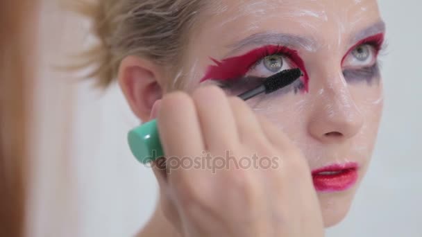 Profesjonalny makijaż artysta stosowania tuszu do rzęs na rzęsy modelu — Wideo stockowe