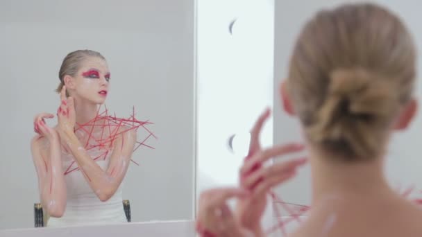 Porträt eines geheimnisvollen Mädchens mit kreativem Make-up und eleganter Frisur — Stockvideo