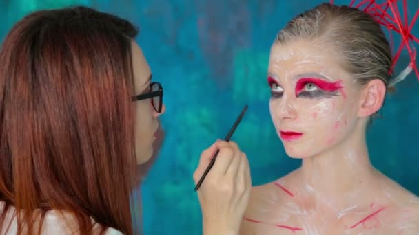 Professionelles Make-up schafft Schminkkunst — Stockvideo