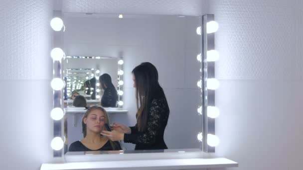 Επαγγελματία κομμωτή κάνει χτένισμα για νέοι όμορφο γυναίκα με μακριά μαλλιά — Αρχείο Βίντεο