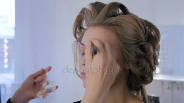 4 çekim. Sıvı ton temel uygulama kadının yüzünde makyaj sanatçısı