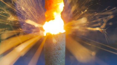 yanan havai fişek maytap