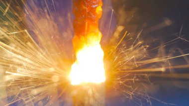 yanan havai fişek maytap