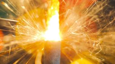 yanan havai fişek maytap