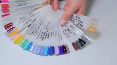 Tırnak teknisyeni tırnak Hizmetleri renk paletinin güzellik salonunda gösterir.