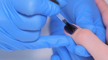 Tırnak tırnak salonu fırça ile boyama