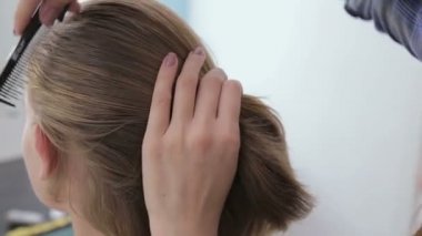 Profesyonel kuaför saç modeli istemci için yapıyor