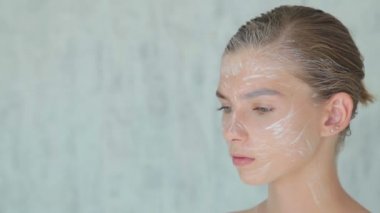 6 atış. Vücut sanatı beyaz odada yapım profesyonel makyaj sanatçısı