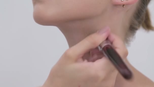 Καλλιτέχνης μακιγιάζ εφαρμογή υγρό τονικό ίδρυμα στο λαιμό κορίτσια — Αρχείο Βίντεο