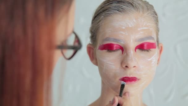 4 výstřely. Rty malba: profesionální vizážistka, tvorba tvář make-up art — Stock video