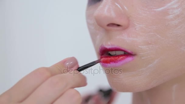 Живопис губ: професійний візажист робить обличчя візажистом — стокове відео