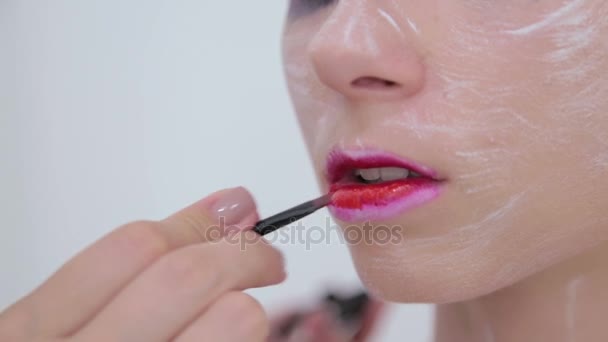 Rty malba: profesionální vizážistka, tvorba tvář make-up art — Stock video