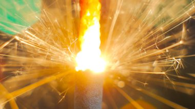 yanan havai fişek maytap