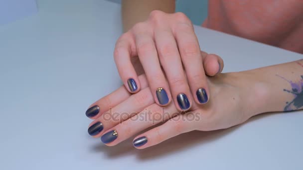 La mujer muestra su nueva manicura. Clavo púrpura — Vídeos de Stock