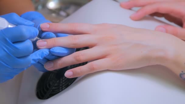 4 schoten. Manicure nagelverzorging in een schoonheidssalon — Stockvideo