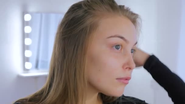 Portret van mooie vrouw zonder make-up — Stockvideo