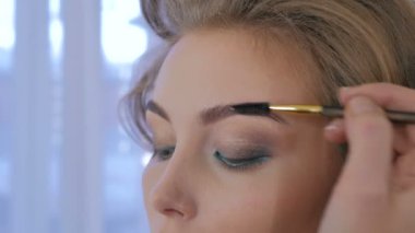 Kaşları istemcisinin penye profesyonel makyaj sanatçısı