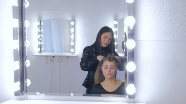 Coiffeur professionnel faisant coiffure pour jeune jolie femme — Video