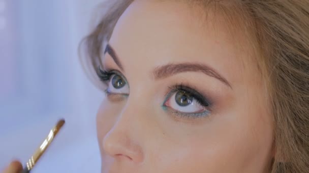 Professionele make-up kunstenaar met oogschaduw — Stockvideo