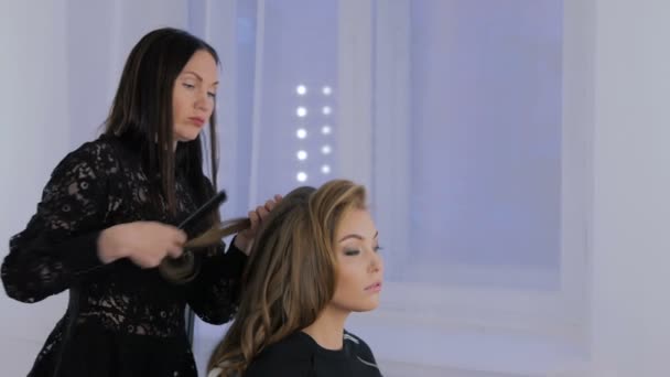 Coiffeur finition coiffure pour le client — Video