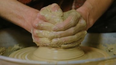 Profesyonel erkek çömlekçi atölyesinde seramik yapma