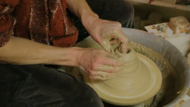 Alfarero masculino profesional haciendo cerámica en taller — Vídeo de stock