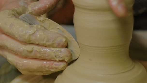 Tazza di modellatura professionale del vasaio con strumento speciale in laboratorio di ceramica — Video Stock