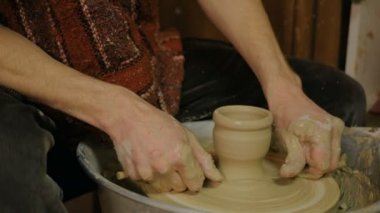 Atölyede çalışan profesyonel erkek çömlekçi.