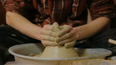 Profesyonel erkek potter potters tekerlek üzerinde kil ile çalışma