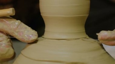 Atölyede çalışan profesyonel erkek çömlekçi.