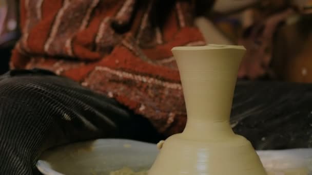 Taza de alfarero profesional con en taller de cerámica — Vídeos de Stock