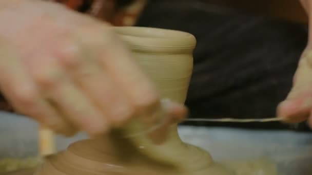 工房、スタジオで働くプロの男性陶芸家 — ストック動画