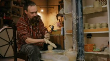 Profesyonel erkek potter potters tekerlek üzerinde kil ile çalışma