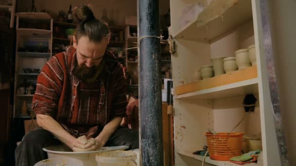 Profesionální mužský potter spolupracujícímu jílu na hrnčíři kola — Stock video