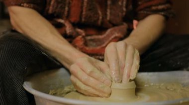 Atölyede çalışan profesyonel erkek çömlekçi.