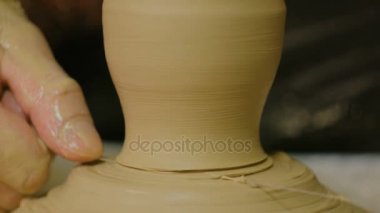 Atölyede çalışan profesyonel erkek çömlekçi.