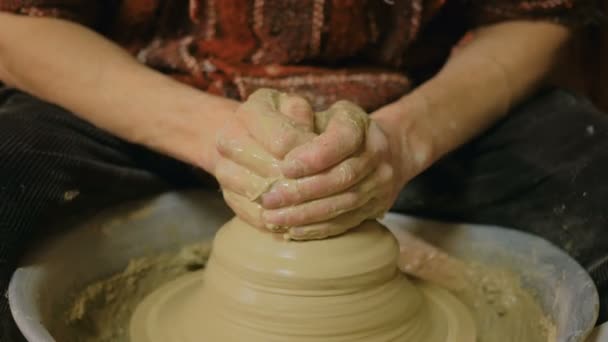 Professionele mannelijke potter werken met klei op potters wiel — Stockvideo
