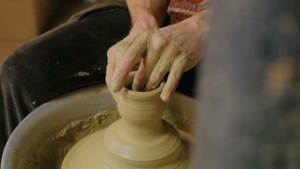 Professionele mannelijke pottenbakker aan het werk in workshop — Stockvideo