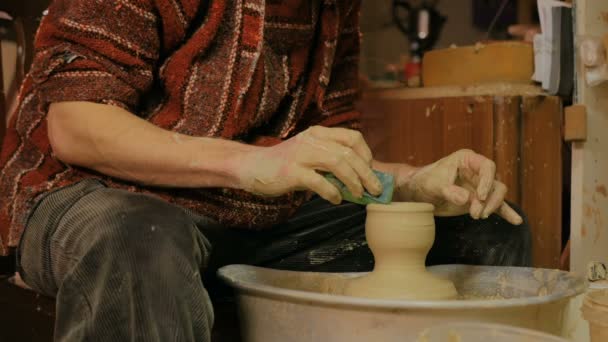 Професійний чоловічий гончар працює в майстерні, студії — стокове відео