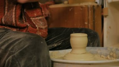 Atölyede çalışan profesyonel erkek çömlekçi.