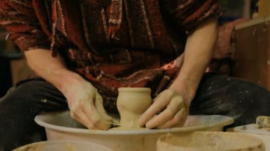 Atölyede çalışan profesyonel erkek çömlekçi.