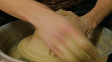 Profesyonel erkek potter potters tekerlek üzerinde kil ile çalışma