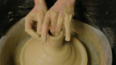 Atölyede çalışan profesyonel erkek çömlekçi.