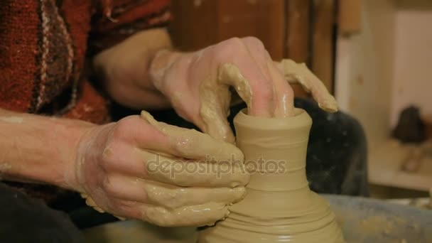 工房で働くプロの男性陶芸家 — ストック動画