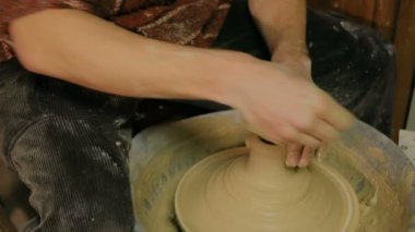 Atölyede çalışan profesyonel erkek çömlekçi.