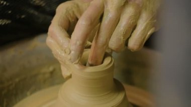 Atölyede çalışan profesyonel erkek çömlekçi.